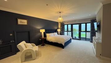 5 bedrooms, desk, iron/ironing board, free WiFi