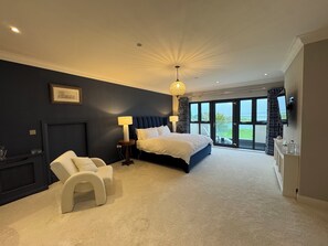 5 slaapkamers, een bureau, een strijkplank/strijkijzer, gratis wifi