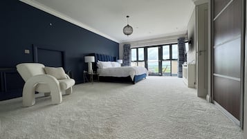 5 slaapkamers, een bureau, een strijkplank/strijkijzer, gratis wifi