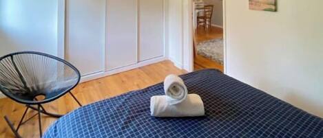 4 Schlafzimmer, Schreibtisch, Bügeleisen/Bügelbrett, kostenloses WLAN