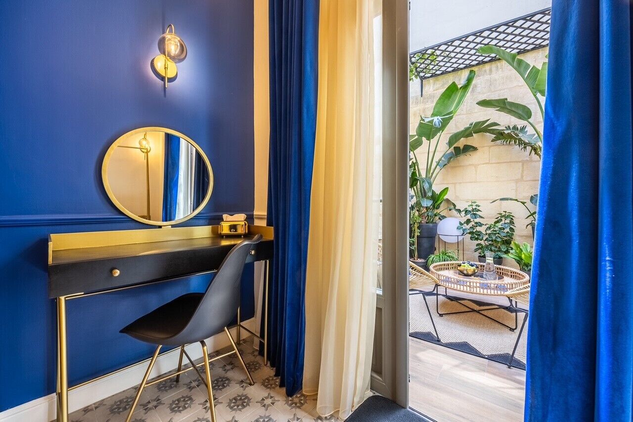 Chambre Triple Deluxe, 1 très grand lit et 1 canapé-lit | Literie de qualité supérieure, couette en duvet d'oie, minibar