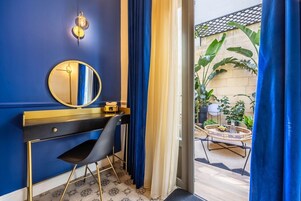 Habitación triple Deluxe, 1 cama de matrimonio grande con sofá cama | Ropa de cama de alta calidad, edredones de plumas, minibar y caja fuerte