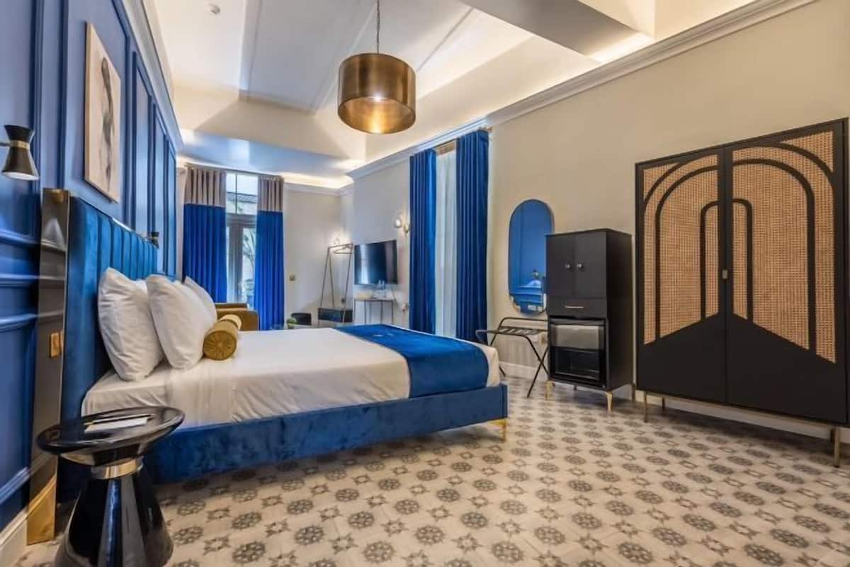 Seprai premium, selimut bulu angsa, minibar, dan brankas