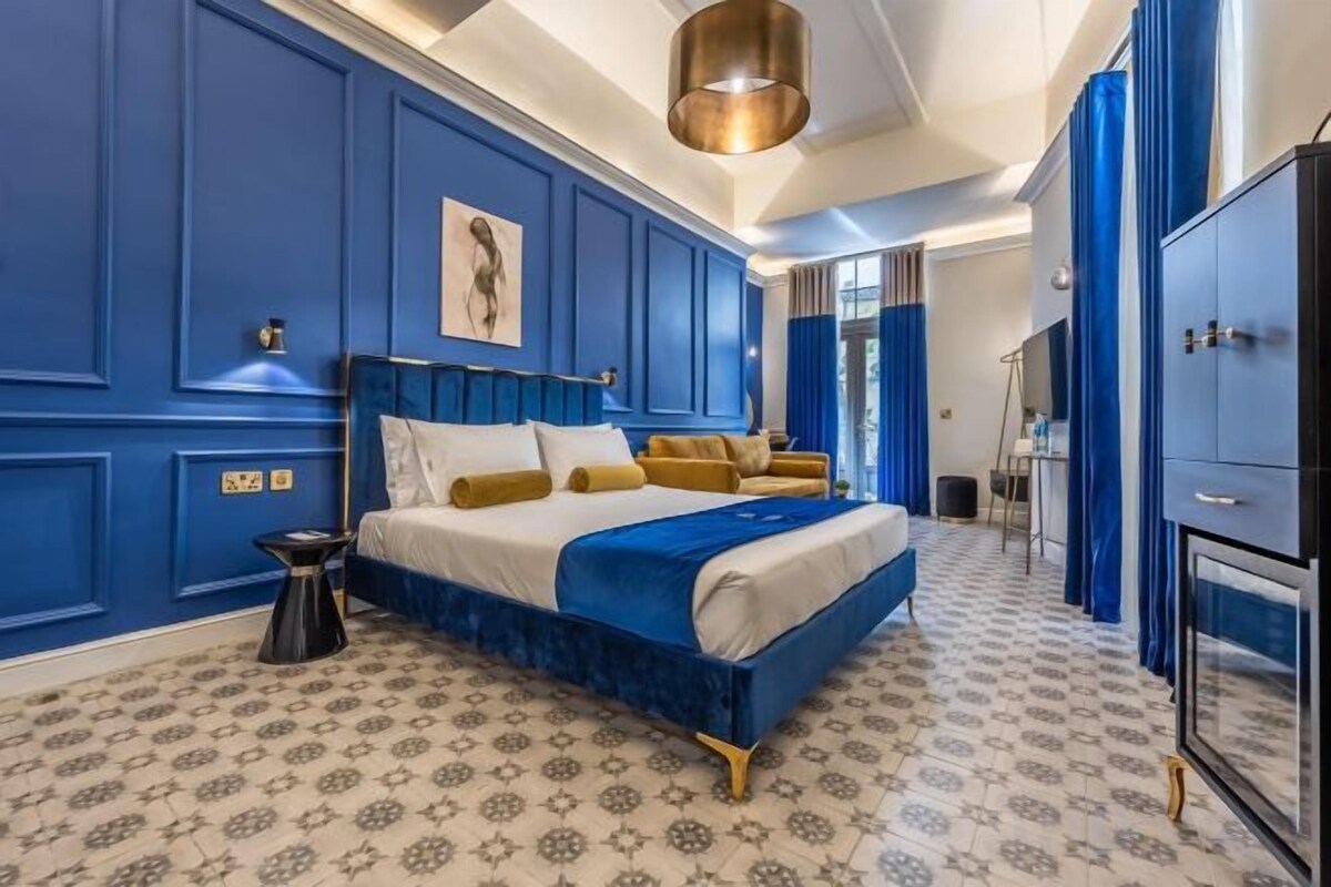 Premium bedding, down duvets, minibar, in-room safe