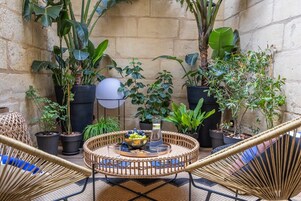 Habitación triple Deluxe, 1 cama de matrimonio grande con sofá cama | Ropa de cama de alta calidad, edredones de plumas, minibar y caja fuerte