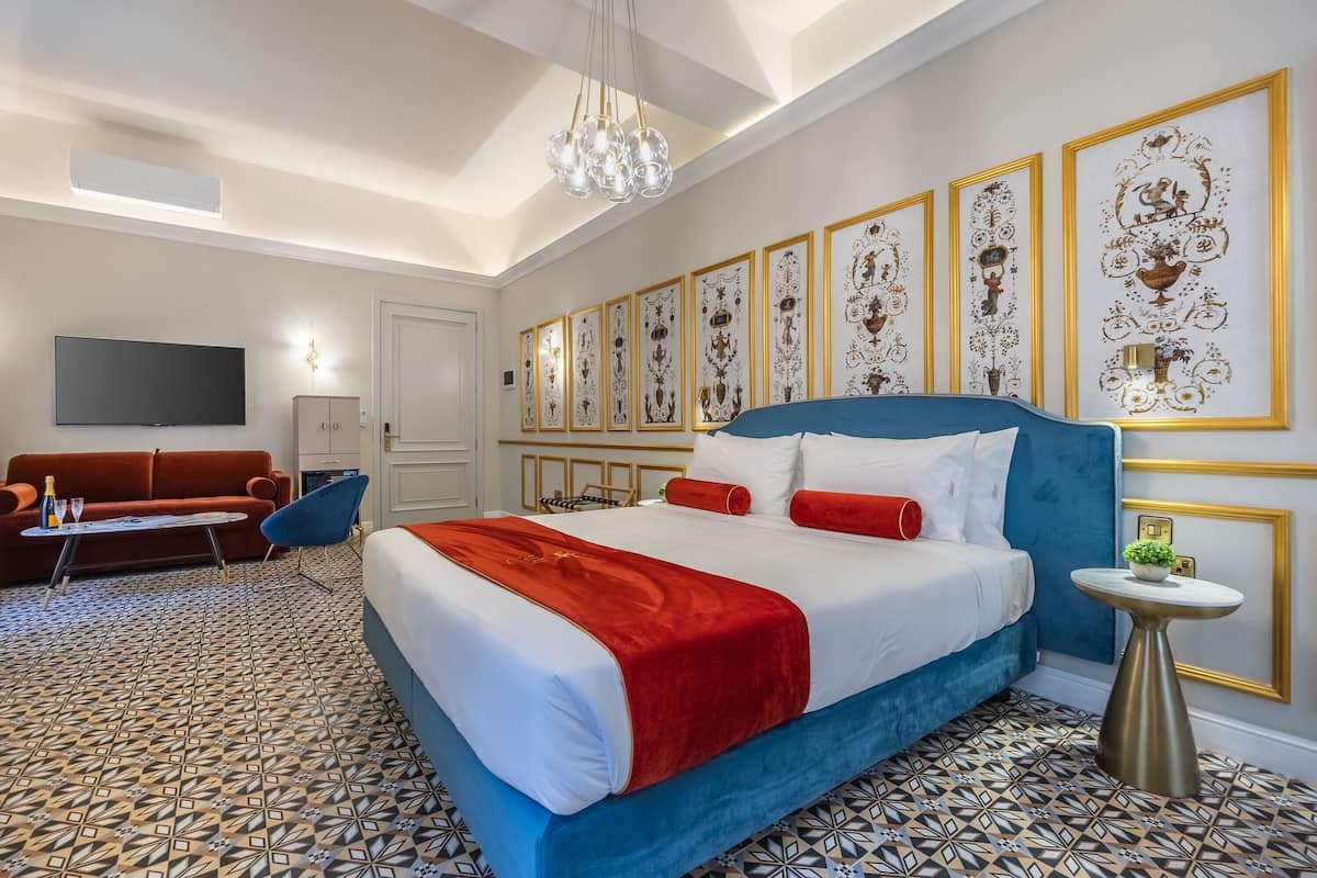 Deluxe vierpersoonskamer, niet-roken, privébadkamer | Luxe beddengoed, donzen dekbedden, een minibar, een kluis op de kamer