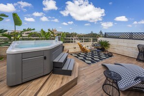 Tina de hidromasaje al aire libre