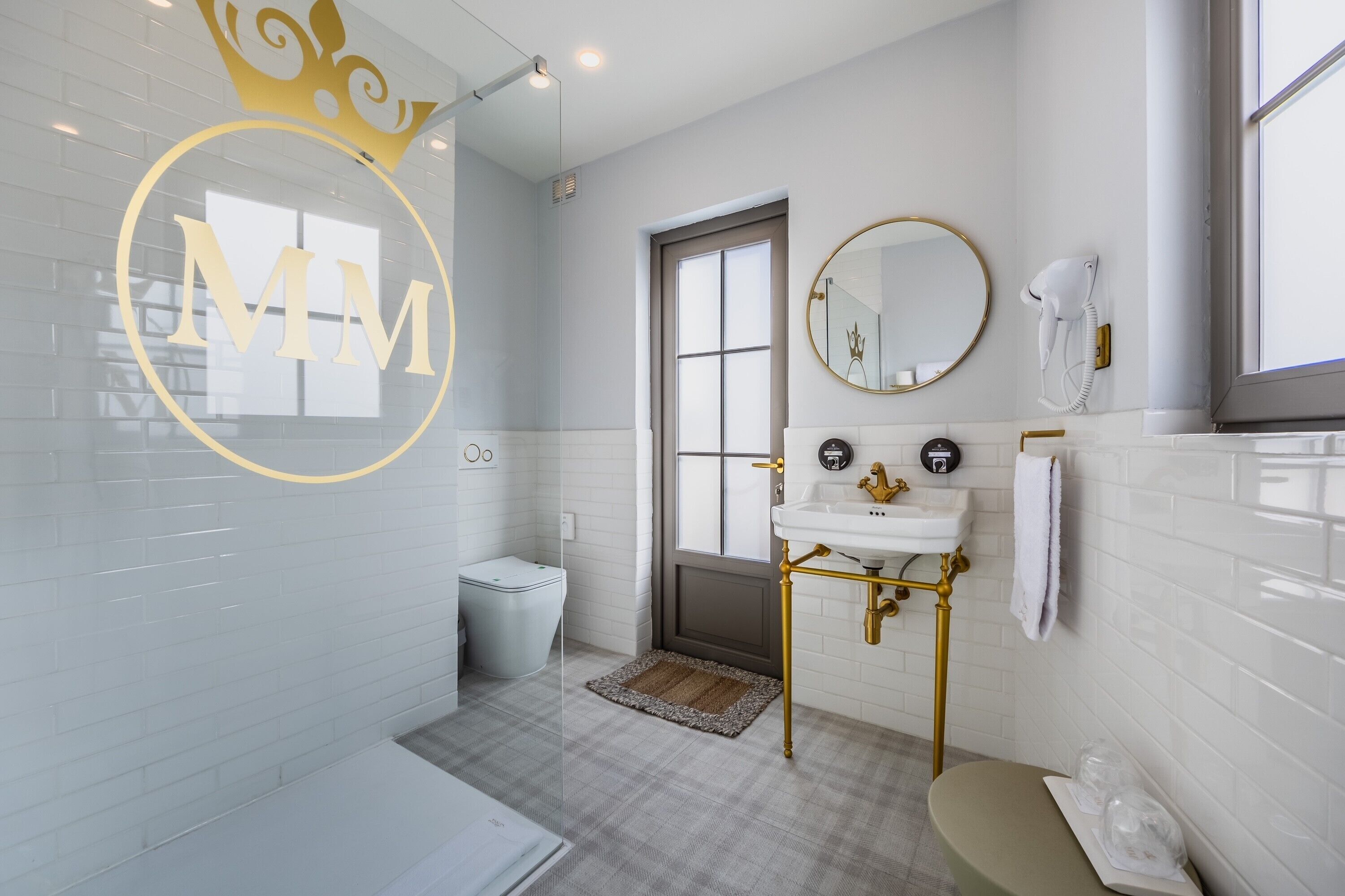 Ein modernes Badezimmer mit Toilette, Waschbecken und Spiegel.