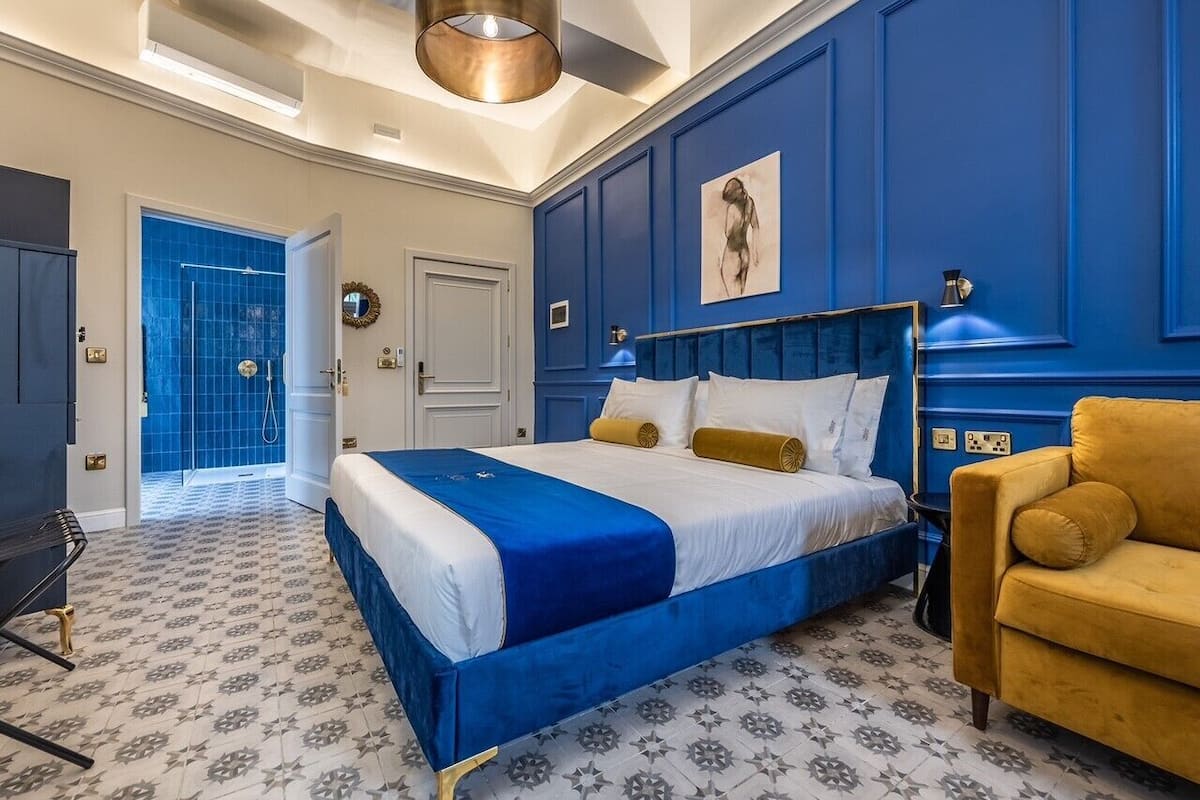 Deluxe driepersoonskamer, 1 kingsize bed met slaapbank | Luxe beddengoed, donzen dekbedden, een minibar, een kluis op de kamer