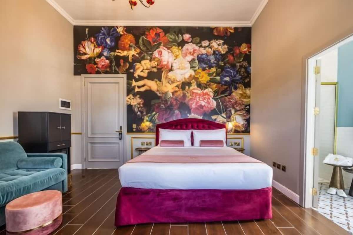 Seprai premium, selimut bulu angsa, minibar, dan brankas