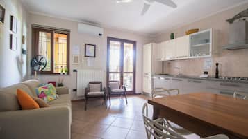 Appartement | Cuisine privée | Réfrigérateur, micro-ondes, four, plaque de cuisson