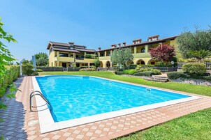 Una piscina al aire libre de temporada