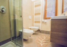 Apartamento | Baño | Ducha, secador de pelo, bidé y toallas