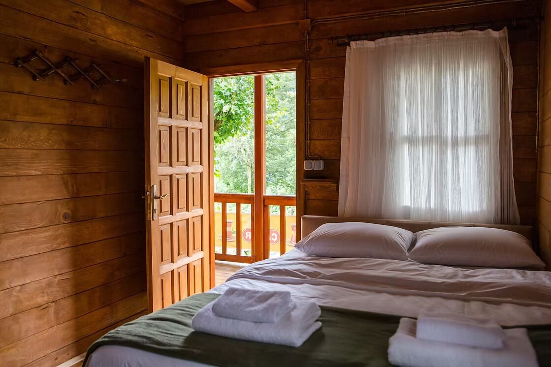 Habitación doble, balcón, vistas a la montaña | Ropa de cama de alta calidad y colchones con acolchado adicional