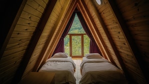 A wooden attic bedroom with two beds, a window, and a skylight. - Elagza Dag Evleri (Pazar)