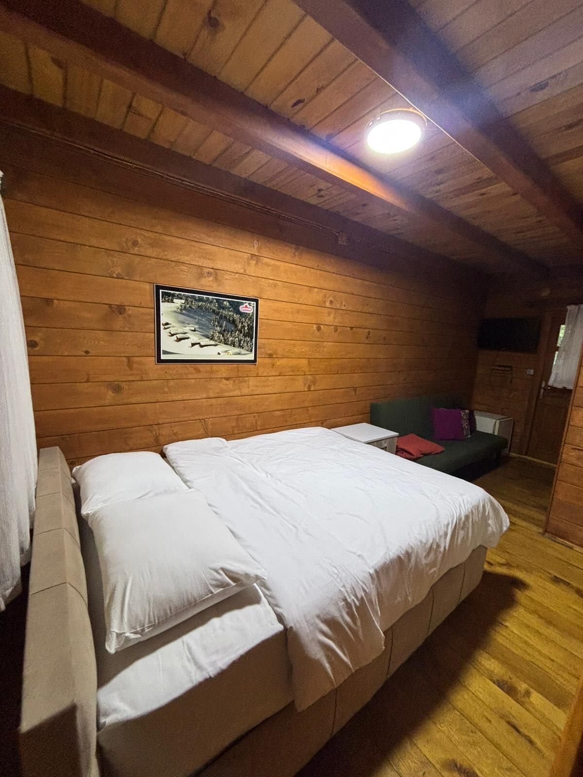 Dúplex básico, balcón, vistas a la montaña | Ropa de cama de alta calidad y colchones con acolchado adicional