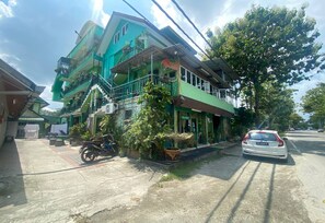 ด้านหน้าที่พัก