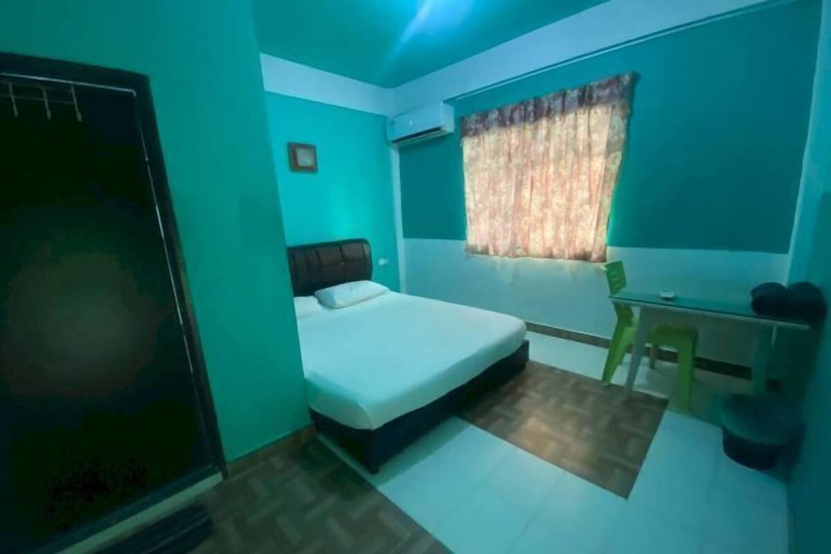 Laptop workspace, free WiFi, bed sheets
