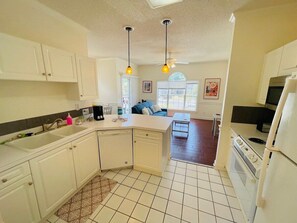 Fridge, microwave, oven, dishwasher - Lovely 1BR condo in Myrtlewood (Myrtle Beach)