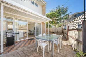 Outdoor dining - AquaLakeCathie - 3 bedroom town house amazing location! (Lake Cathie)