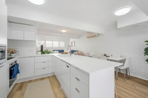 Køleskab, mikrobølgeovn, ovn, kogeplade