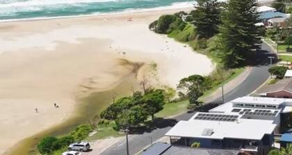 Aqua Lake Cathie - Charming three-bedroom town house nestled in the heart of Lake Cathie