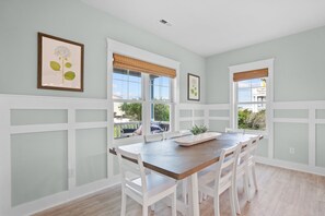 Dining - 2min Walk to Beach w Hot Tub, Centrally Located! (Oak Island)