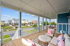 Outdoor dining - 2min Walk to Beach w Hot Tub, Centrally Located! (Oak Island)