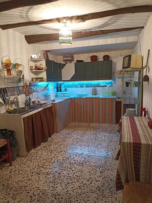 Geladeira, cafeteira/chaleira, talheres/pratos/utensílios de cozinha