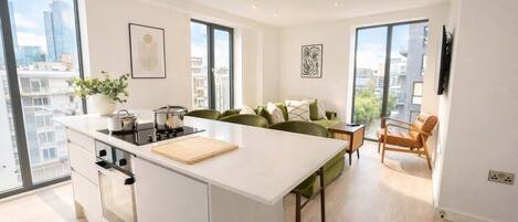 ثلاجة، فرن، موقد طهي مسطح، غسالة أطباق