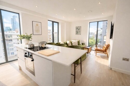 Organika Suite & 2BR Luxury w/ Skyline Views & Gym Access!