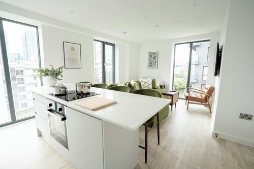 Organika Suite & 2BR Luxury w/ Skyline Views & Gym Access!