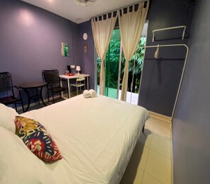 Espace de travail pour ordinateur portable, Wi-Fi gratuit, draps fournis