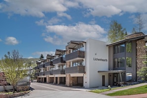 Un edificio moderno con balconi e un cartello con la scritta "Lichenhearth".