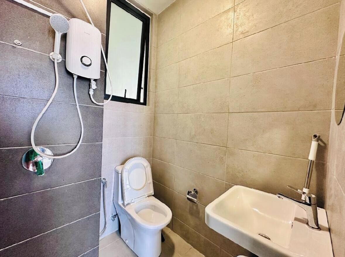 Habitació amb dos llits individuals Deluxe | Bany | Dutxa, capçal de dutxa tipus cascada i tovalloles 