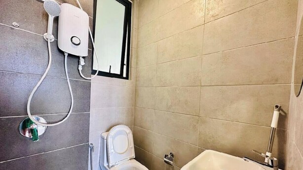 Un baño con inodoro, bidé y lavamanos.