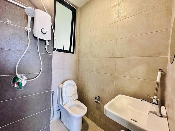 Tomannsrom – deluxe | Bad | Dusj, regndusjhode og håndklær