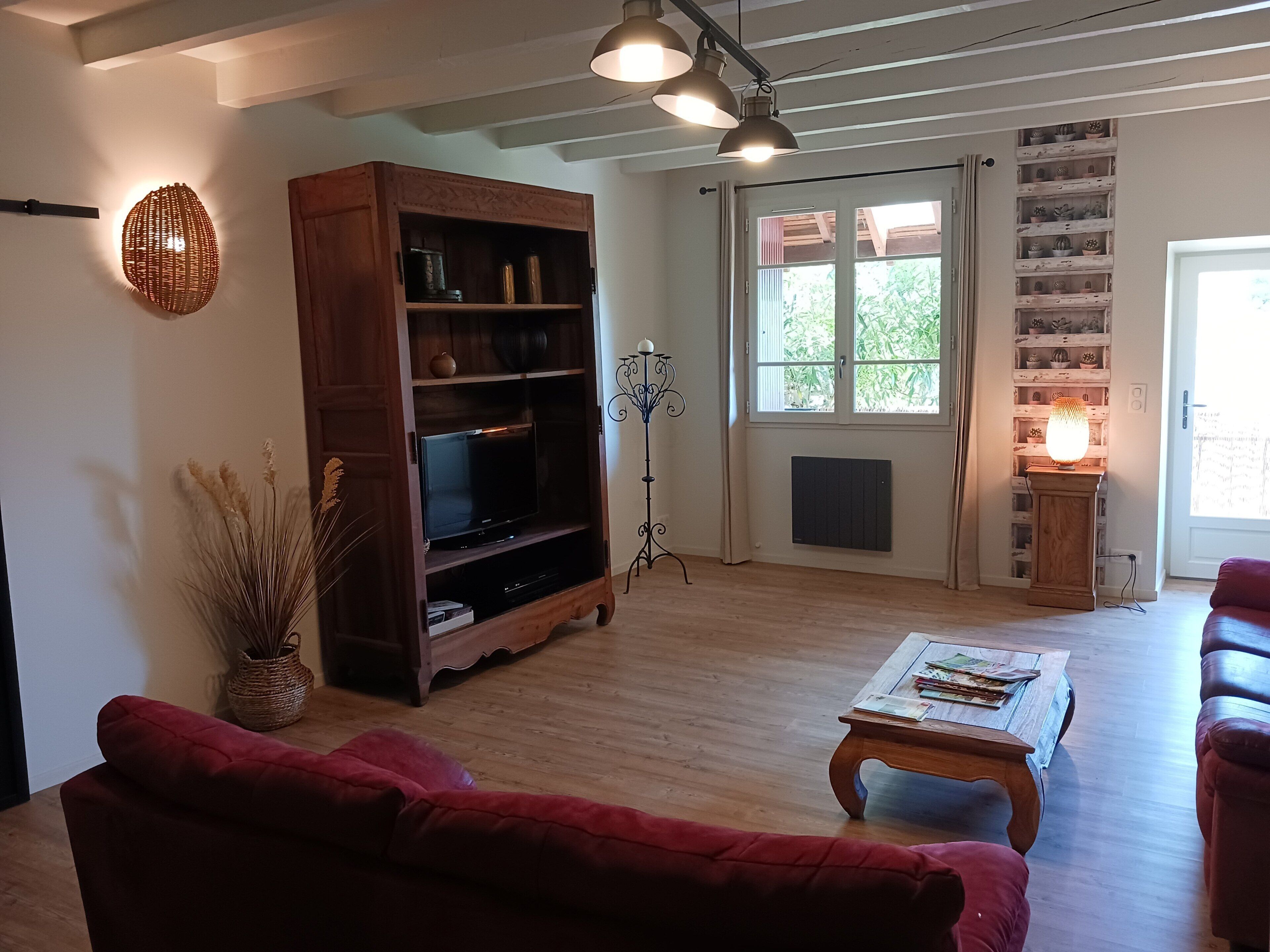Télévision, lecteur de DVD, livres, vidéothèque