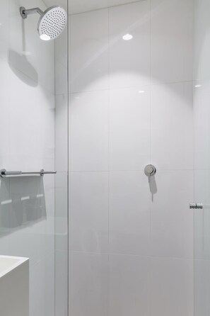 Dusche, Haartrockner, Shampoo