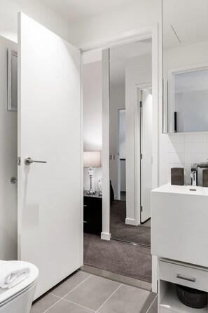 Shower, hair dryer - Fall asleep on 42nd floor to a sea of city lights (Southbank)