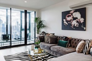 Smart TV - Fall asleep on 42nd floor to a sea of city lights (Southbank)