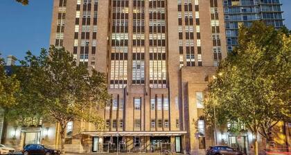 Three-balcony Art Deco condo with 270° city views