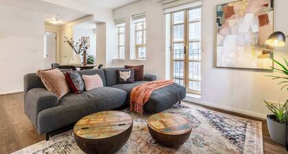 Three-balcony Art Deco condo with 270° city views