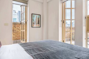 2 bedrooms, iron/ironing board, travel crib, free WiFi