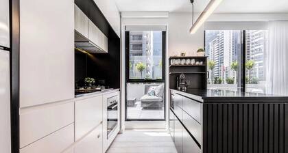 Indoor-Outdoor Living In Sophisticated City Condo