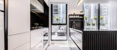 Réfrigérateur, micro-ondes, four, plaque de cuisson