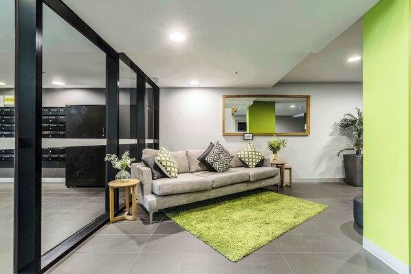 Interior - Tropical courtyard sanctuary near Glenferrie Rd (Hawthorn)