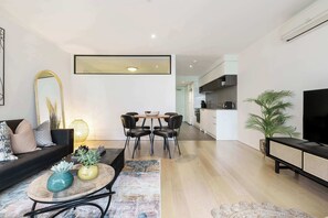 Smart TV - Tropical courtyard sanctuary near Glenferrie Rd (Hawthorn)