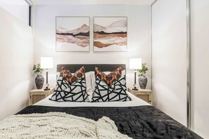 1 bedroom, iron/ironing board, WiFi, bed sheets - Tropical courtyard sanctuary near Glenferrie Rd (Hawthorn)