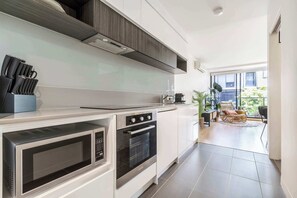 Fridge, microwave, oven, stovetop - Tropical courtyard sanctuary near Glenferrie Rd (Hawthorn)